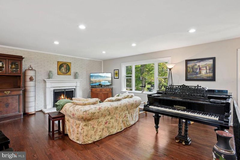 6542 Hitt Ave, Mclean, VA 22101