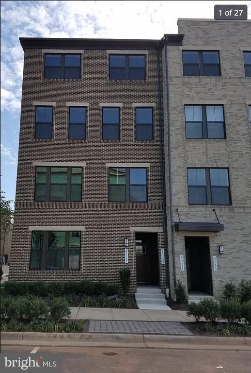 45161 Admiral Dr, Sterling, VA 20166