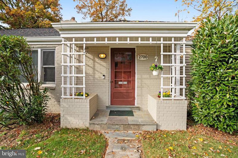 2700 N Dinwiddie St N, Arlington, VA 22207