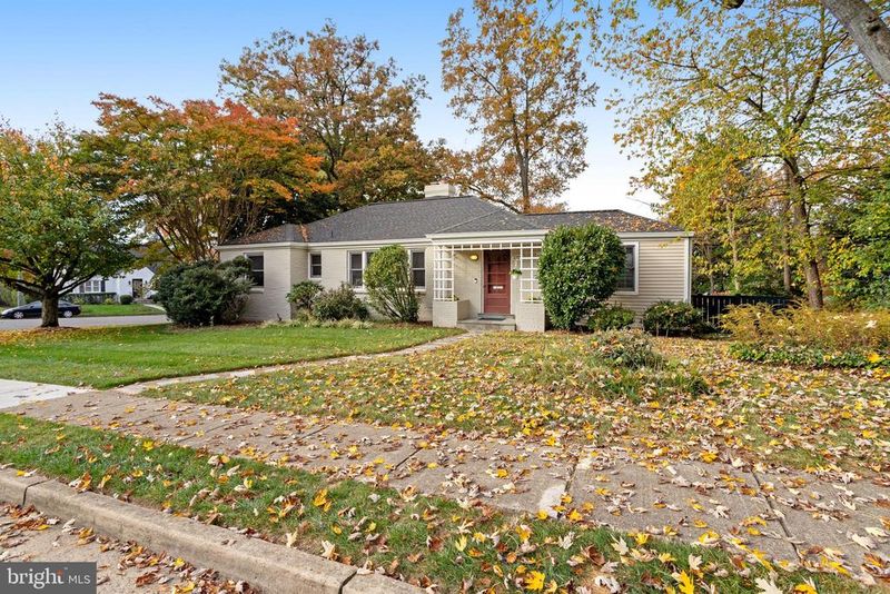 2700 N Dinwiddie St N, Arlington, VA 22207