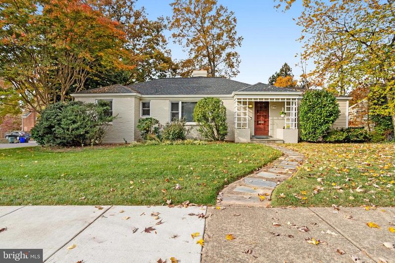 2700 N Dinwiddie St N, Arlington, VA 22207