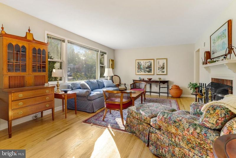 2700 N Dinwiddie St N, Arlington, VA 22207