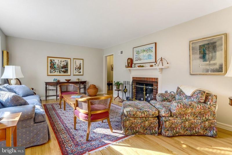 2700 N Dinwiddie St N, Arlington, VA 22207