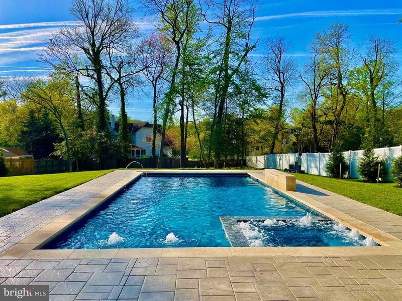 327 Owaissa Rd SE, Vienna, VA 22180