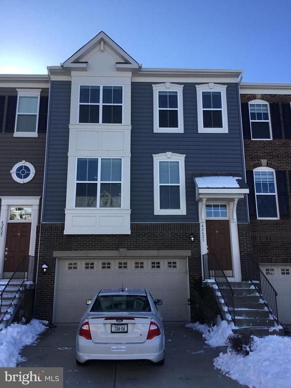 42623 Oak Park Sq, Ashburn, VA 20148