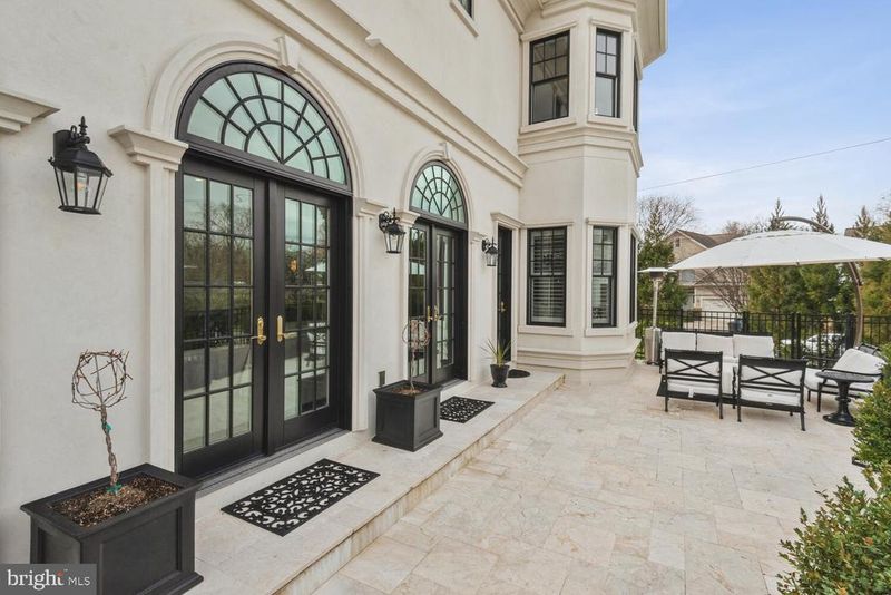 5609 Wilson Ln, Bethesda, MD 20814