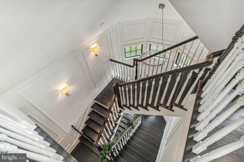 5609 Wilson Ln, Bethesda, MD 20814