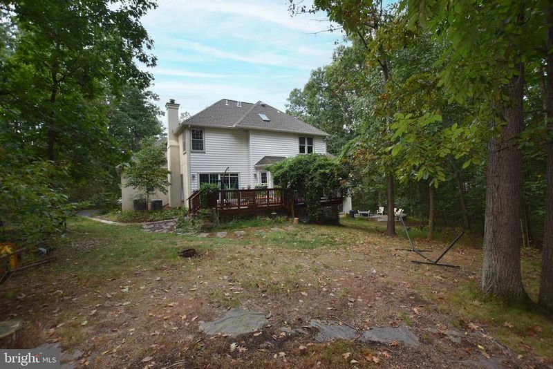 127 Lake Dr, Sterling, VA 20164