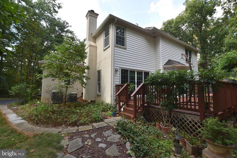 127 Lake Dr, Sterling, VA 20164