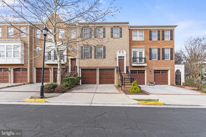 135 Herndon Mill Cir, Herndon, VA 20170