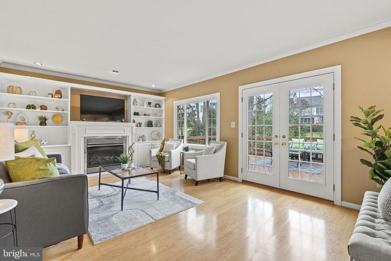 8402 Westpointe Dr, Fairfax Station, VA 22039