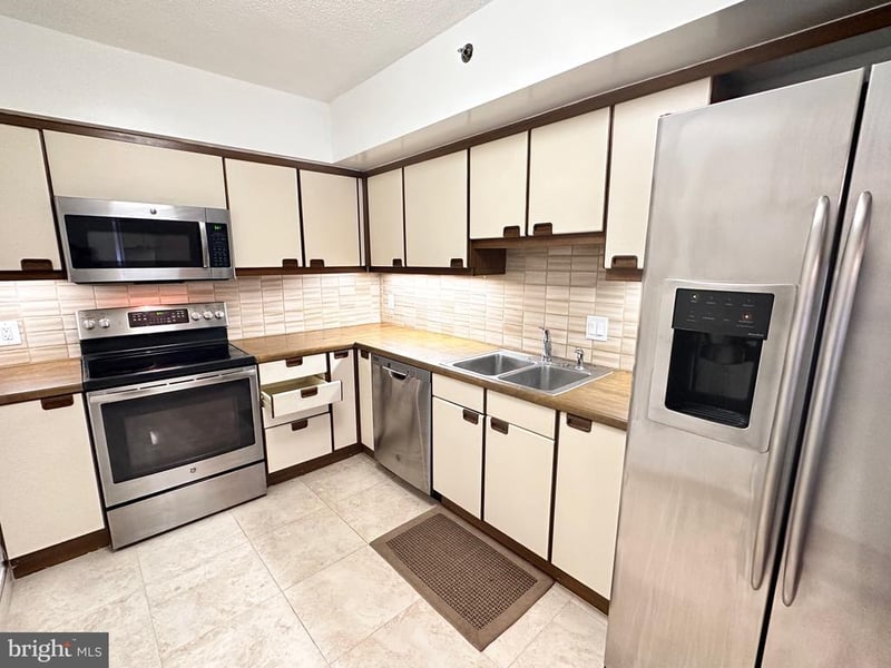 1200 Crystal Dr #214, Arlington, VA 22202