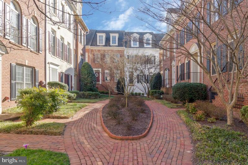 8847 Ashgrove House Ln, Vienna, VA 22182