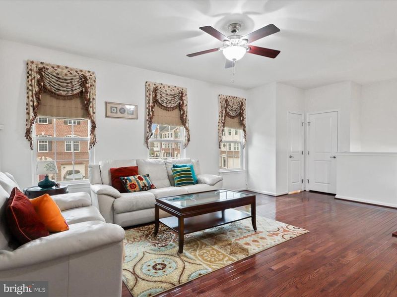 22935 Chinkapin Oak Ter, Sterling, VA 20166