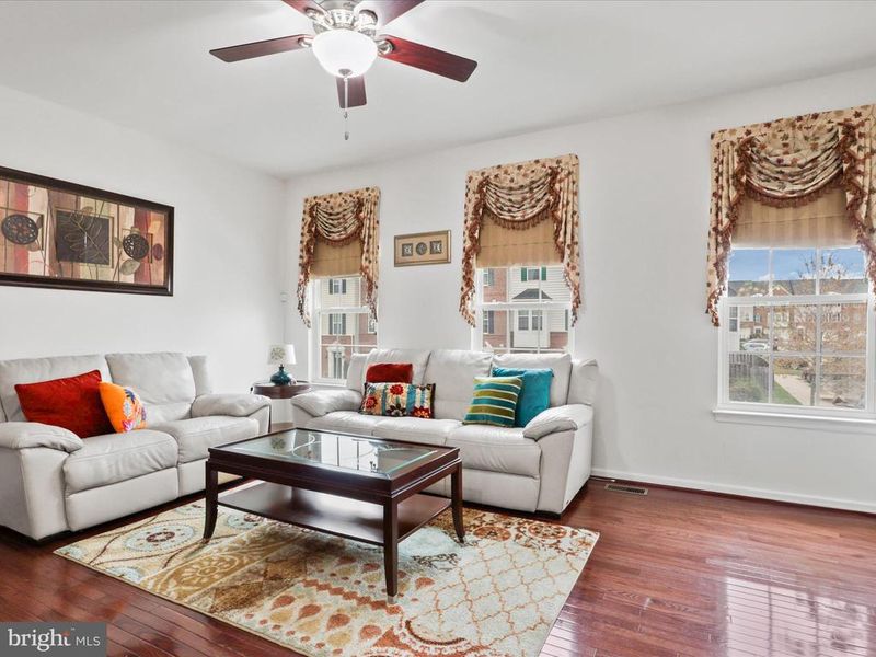 22935 Chinkapin Oak Ter, Sterling, VA 20166