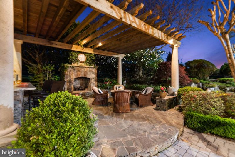648 Deerfield Farm Ct, Great Falls, VA 22066