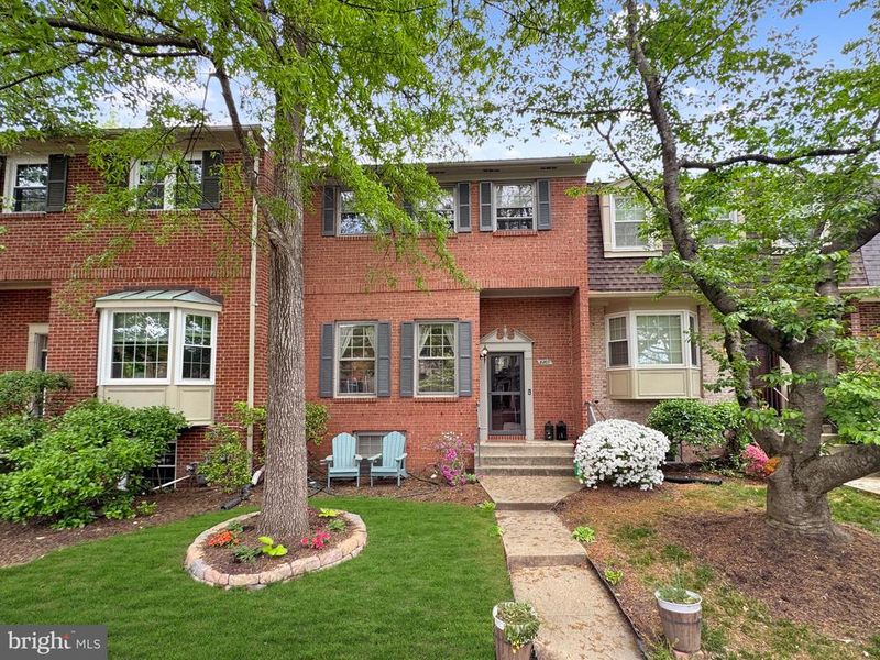 8207 Cedar Landing Ct, Alexandria, VA 22306
