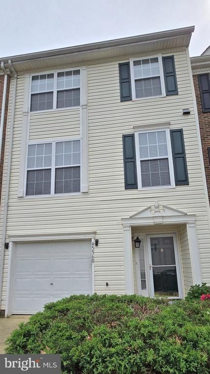 45560 Lakemont Sq, Sterling, VA 20165