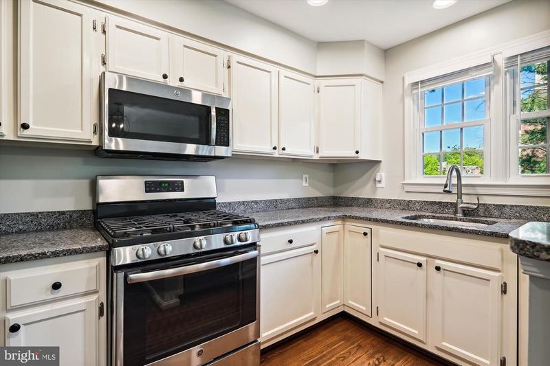1293 Quaker Hill Dr, Alexandria, VA 22314