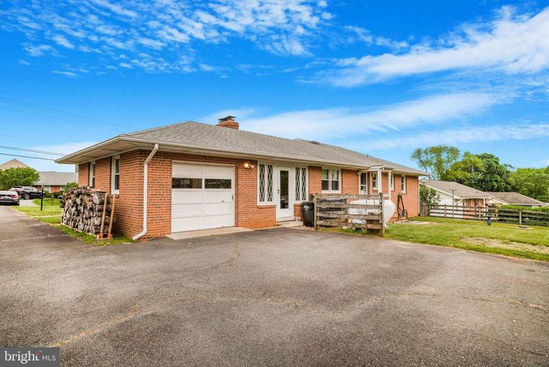 72 Main St, Round Hill, VA 20141
