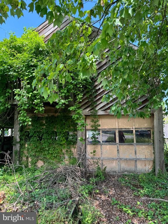 8124 Forest Glen Dr, Pasadena, MD 21122