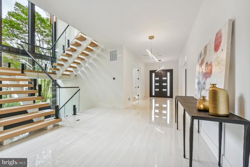 7102 Capitol View Dr, Mclean, VA 22101