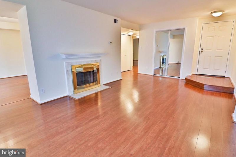13 Pickering Ct #13-102, Germantown, MD 20874