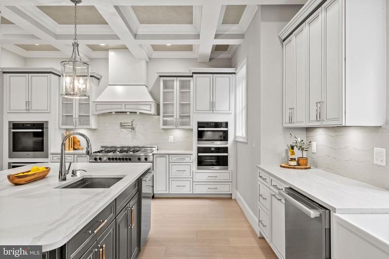 1060 Vista Dr, Mclean, VA 22102
