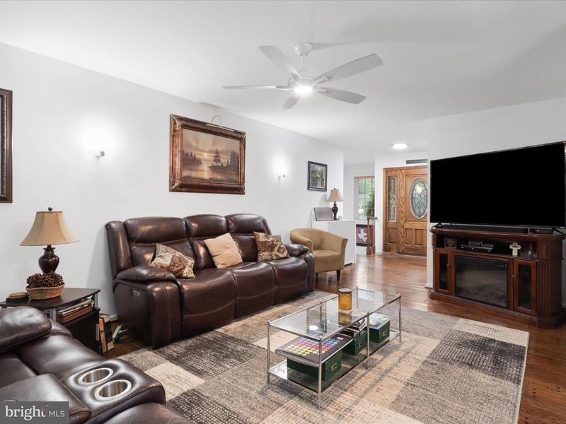 5281 Navaho Dr, Alexandria, VA 22312