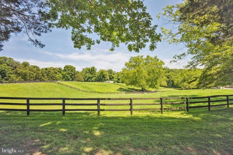 9341 Cornwell Farm Dr, Great Falls, VA 22066