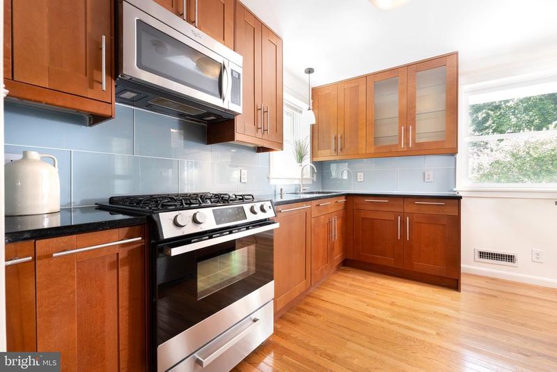 1418 Thornden Rd, Rockville, MD 20851