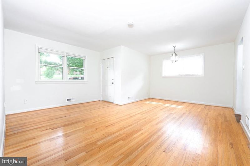 1418 Thornden Rd, Rockville, MD 20851