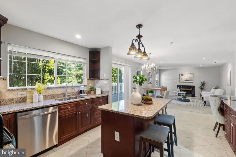 2102 Hampshire Dr, Hyattsville, MD 20783