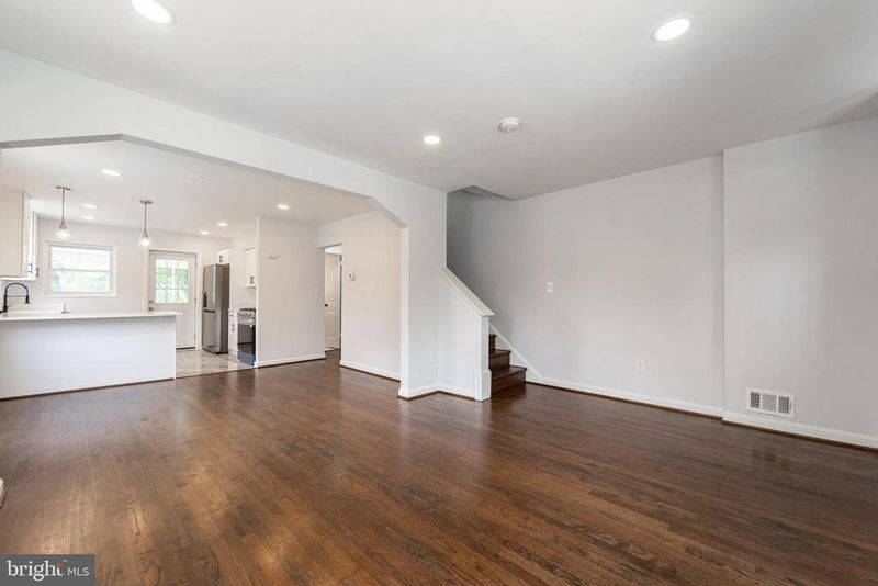 8333 Navahoe Dr, Silver Spring, MD 20903
