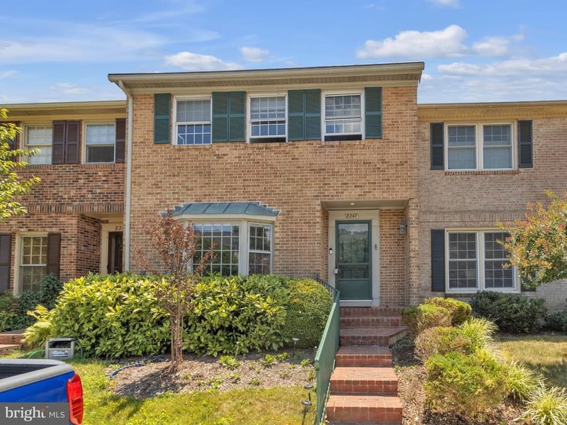 8247 Clifton Farm Ct, Alexandria, VA 22306
