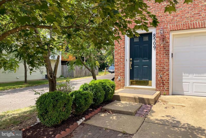 8509 Towne Manor Ct, Alexandria, VA 22309