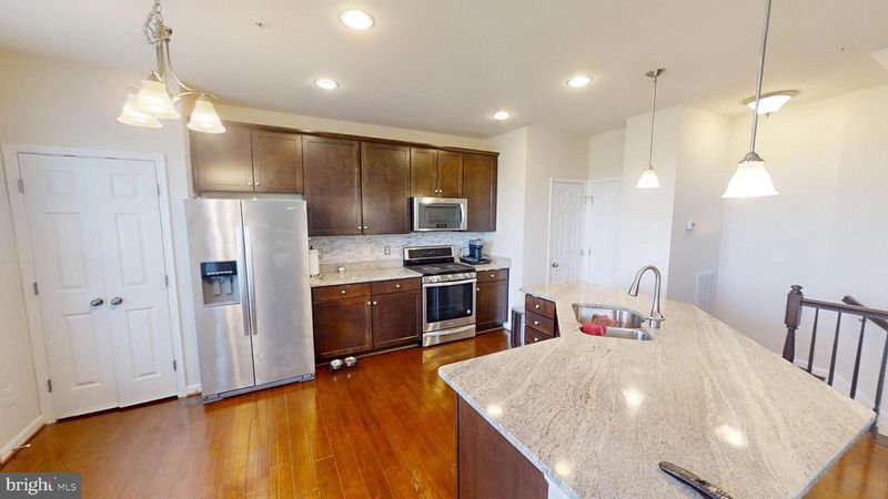 43375 Town Gate Sq, Chantilly, VA 20152