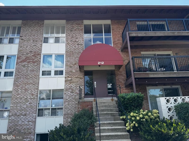 212 Locust St SE #111, Vienna, VA 22180