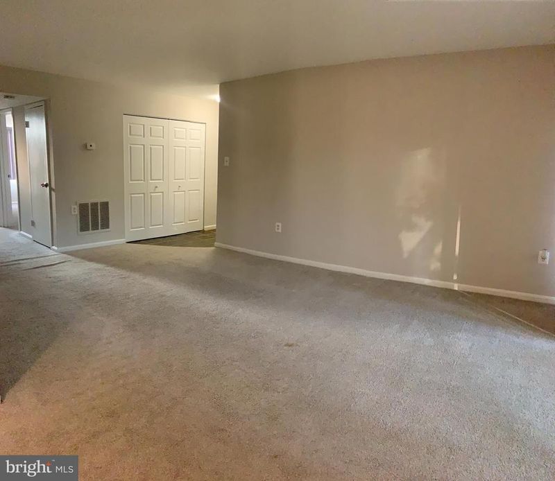 12 Canterbury Sq #301, Alexandria, VA 22304