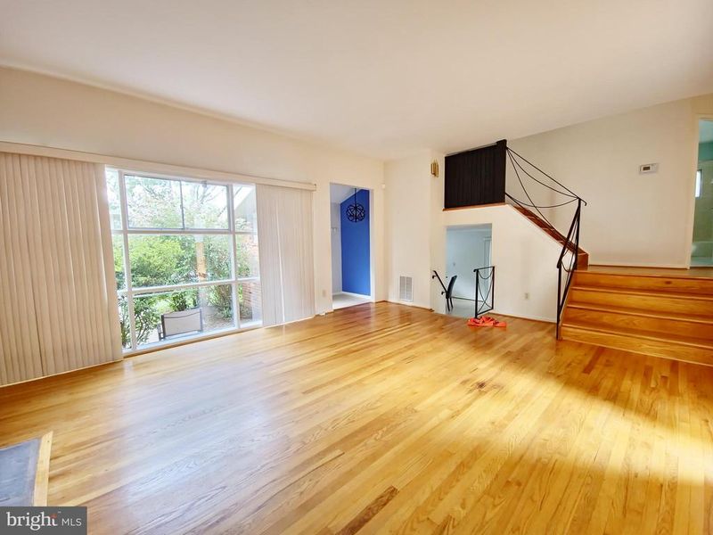 8 Gruenther Ct, Rockville, MD 20851