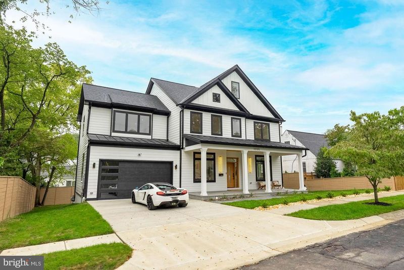 10105 Wildwood Rd, Kensington, MD 20895