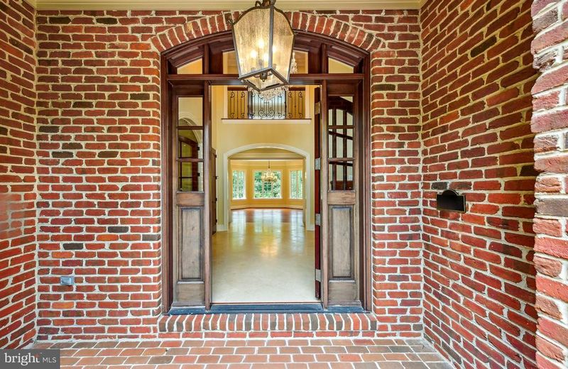 852 Alvermar Ridge Dr, Mclean, VA 22102