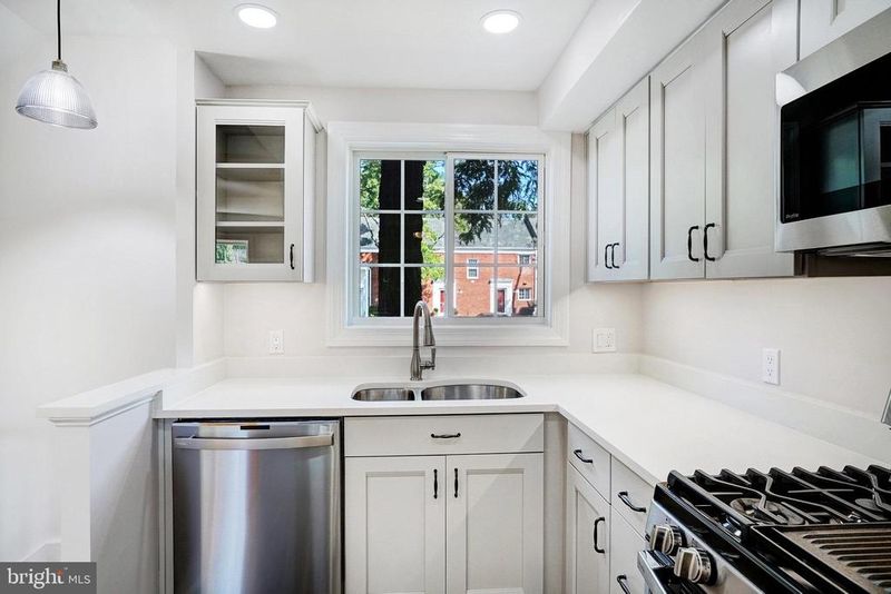 1652 Mount Eagle Pl, Alexandria, VA 22302
