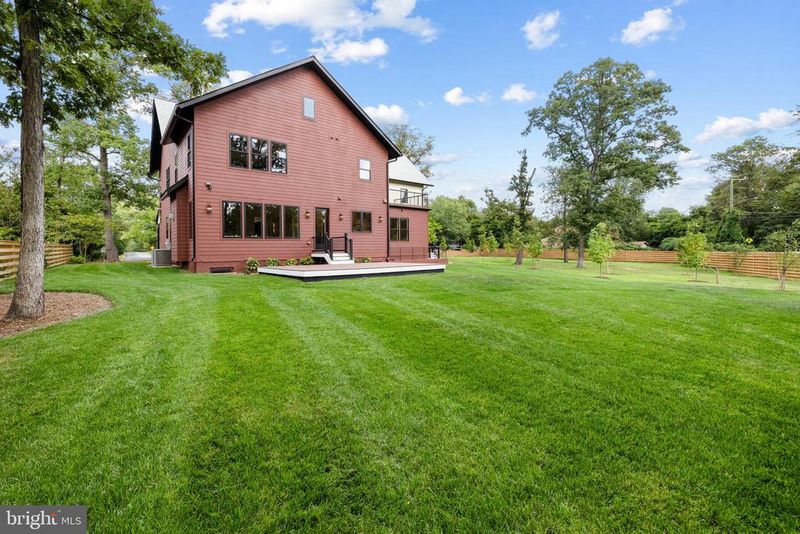 7727 Helena Dr, Falls Church, VA 22043