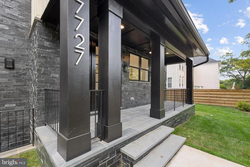 7727 Helena Dr, Falls Church, VA 22043