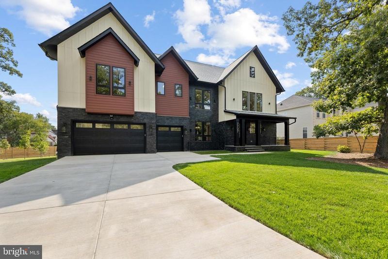 7727 Helena Dr, Falls Church, VA 22043