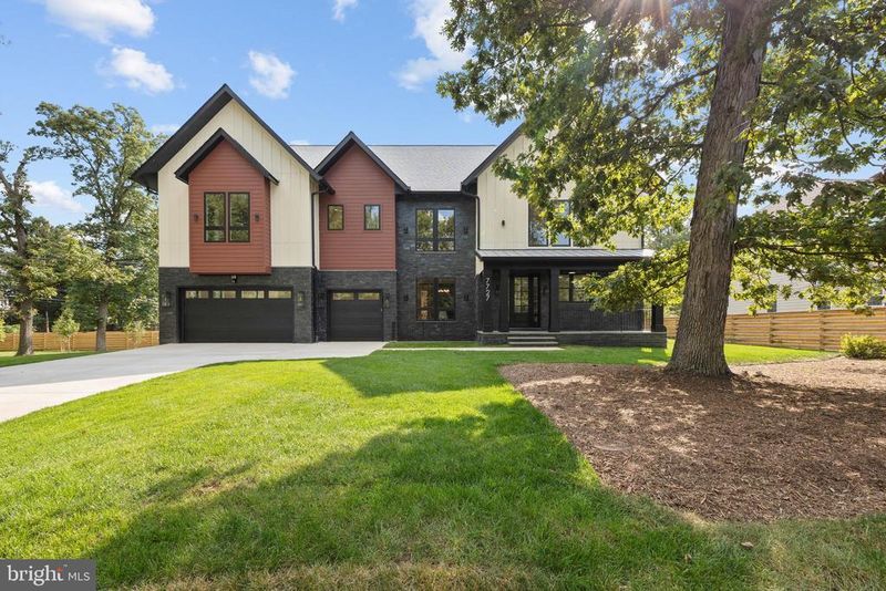 7727 Helena Dr, Falls Church, VA 22043