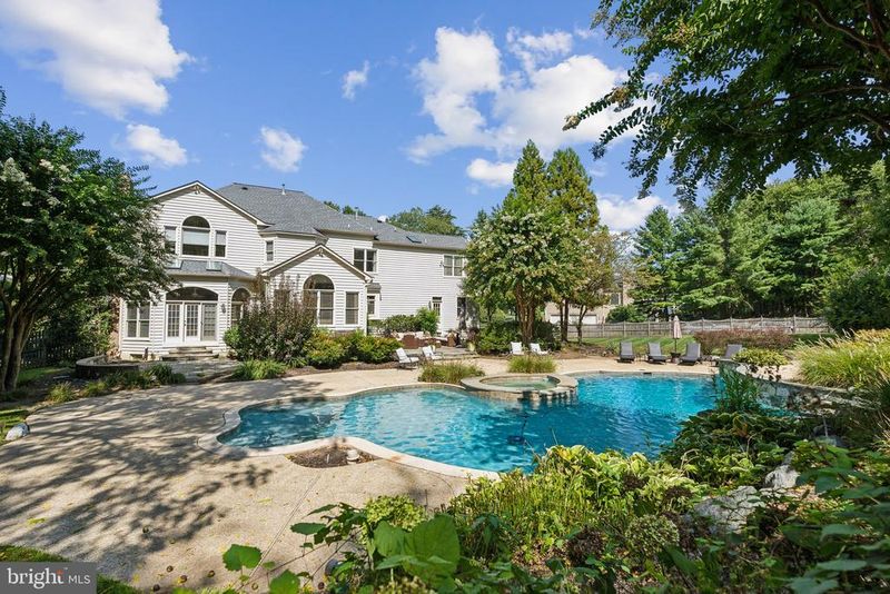 13510 Pheasant Dr, Rockville, MD 20850