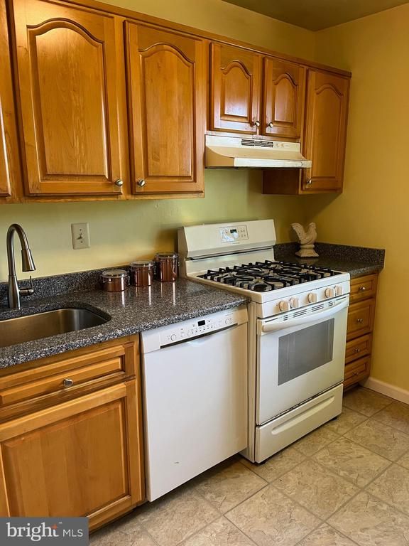 5301 Westbard Cir #312, Bethesda, MD 20816