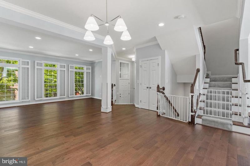 328 Helmuth Ln, Alexandria, VA 22304